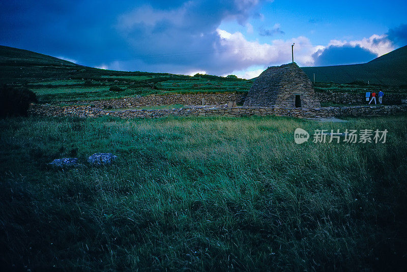 爱尔兰克里郡丁格尔半岛，加勒斯教堂，旧正片扫描