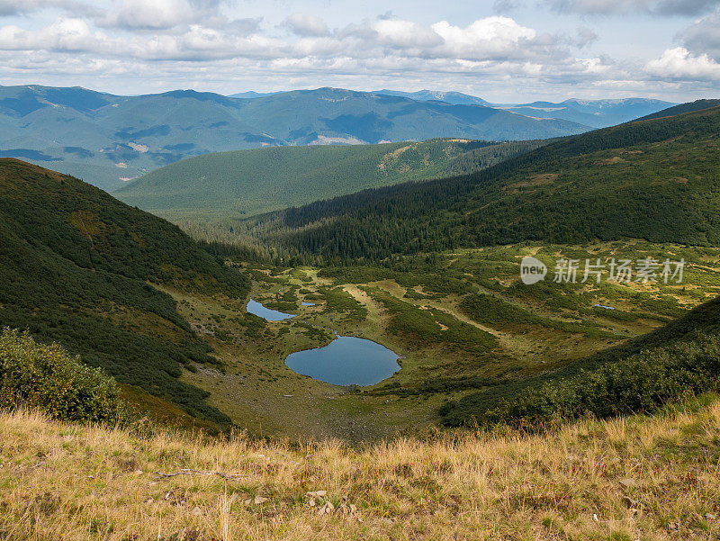 喀尔巴阡山脉和湖泊。全景。