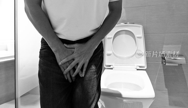 一个男人在厕所膀胱疼痛