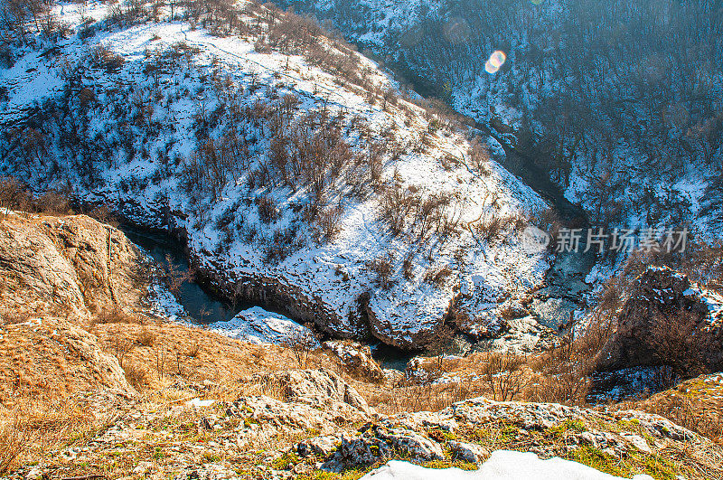 冬季山地景观，河流积雪和树木，最喜欢野餐的地方