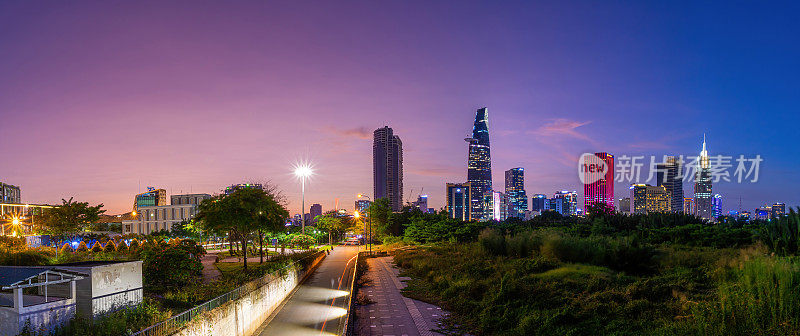 西贡天际线(胡志明市)，越南。江边美丽的摩天大楼照亮了城市的发展。戏剧性的照明，壮观的日落和夜晚。
