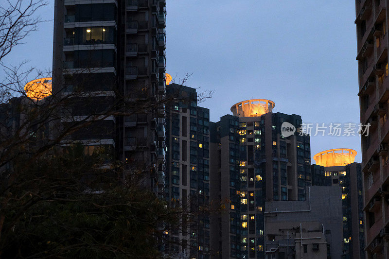 香港岛西营盘黄昏时分的现代住宅建筑
