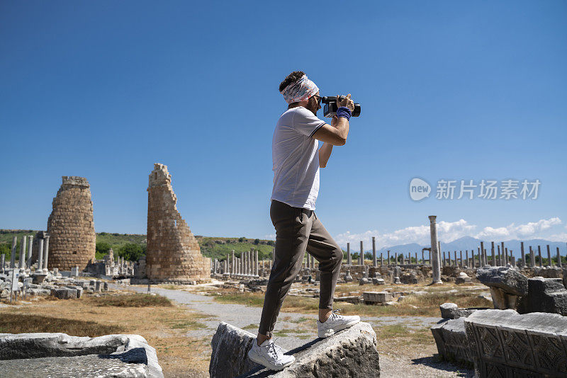 一名男性游客在土耳其的佩尔热游玩并拍照