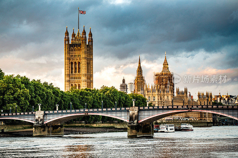 伦敦，日落时分的议会大厦