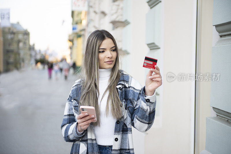 一个美丽的女人在移动网上银行的肖像