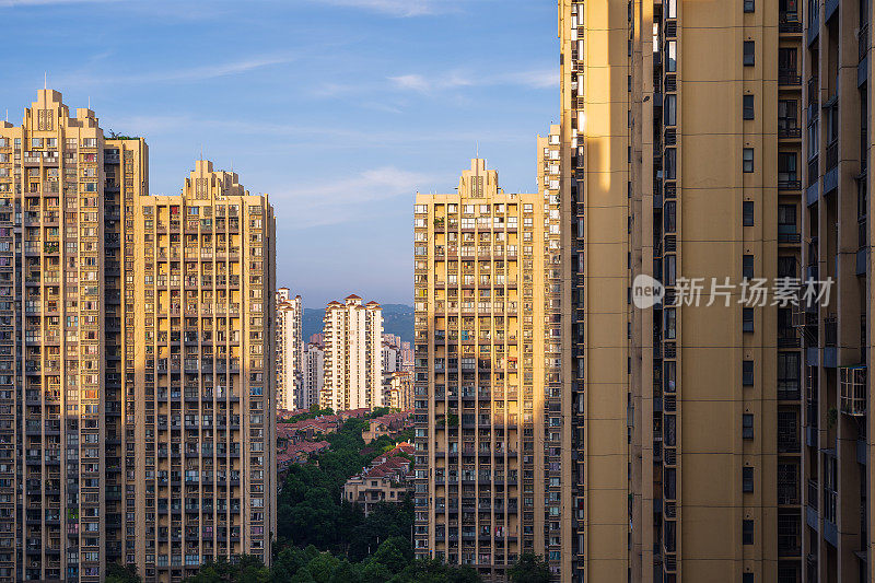 黄昏窗外的现代城市住宅