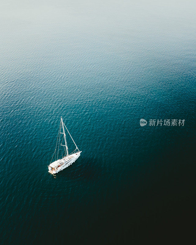白色帆船在海上，从高空俯瞰