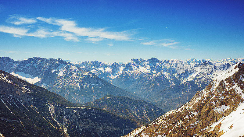 从巴伐利亚的卡尔温德尔斯匹茨俯瞰奥地利阿尔卑斯山的美妙美景。