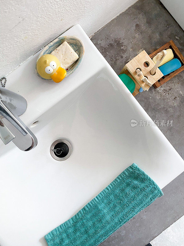 用肥皂洗碗盘和毛巾清洁干净浴室角落