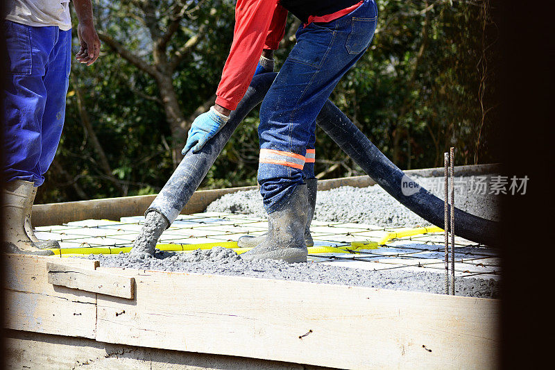 建筑工人浇筑混凝土板。构建具体的程序