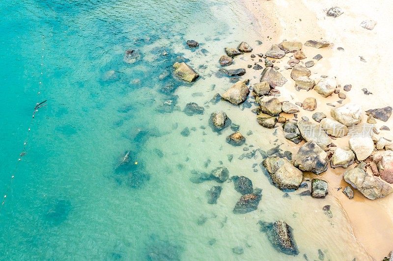 Tropea海滩的鸟瞰图，清澈的海水和岩石出现在海滩上