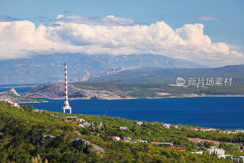 Rijeka的海边景观，Krk岛大桥和热电厂烟囱