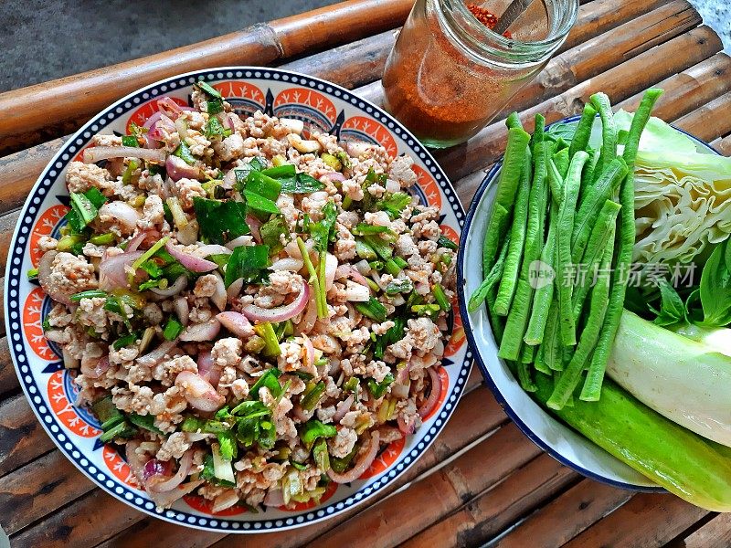 烹饪辣猪肉沙拉-泰式食品准备。