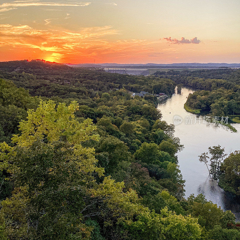 壮观的桌岩湖，桌岩湖大坝和位于密苏里州西南部布兰森的白河的日落景观