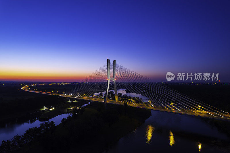 公路夜间带桥(架空)