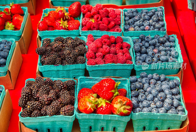 成箱的农贸市场覆盆子，草莓，黑莓和蓝莓