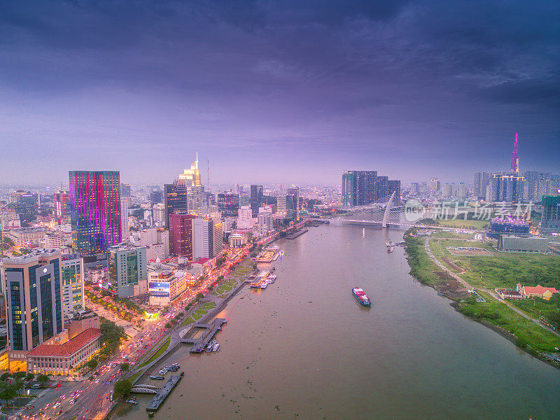 鸟瞰胡志明市的天际线和西贡河上的摩天大楼，市中心的商业中心。早上的观点。远处是地标81号摩天大楼