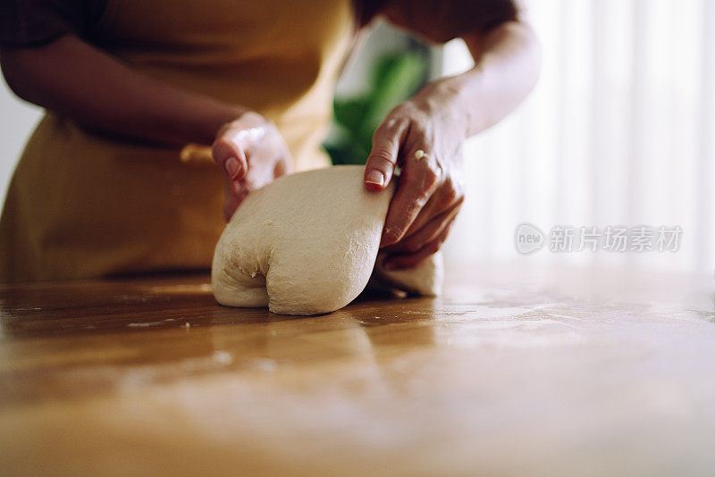 为自制面包揉面的匿名妇女