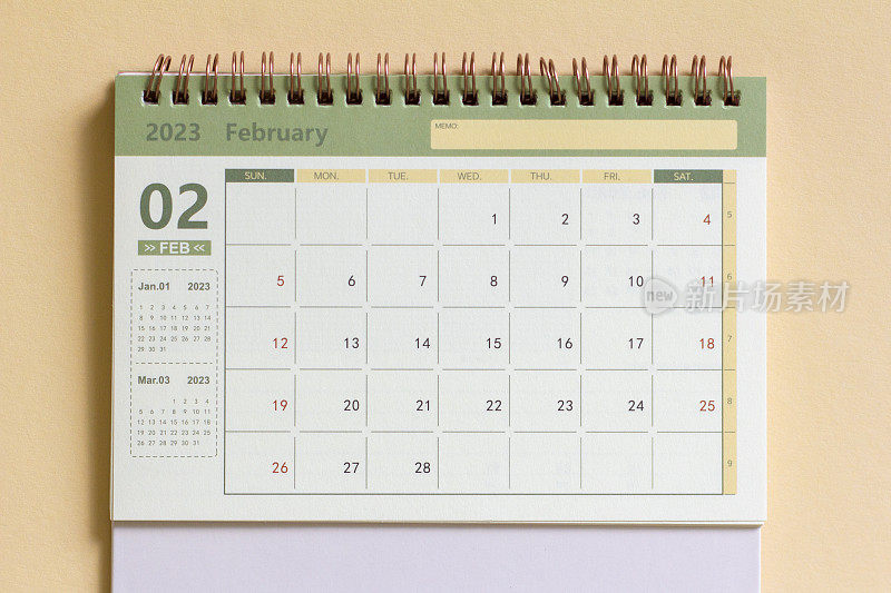 你好,2月。计划2023年2月的桌面日历。