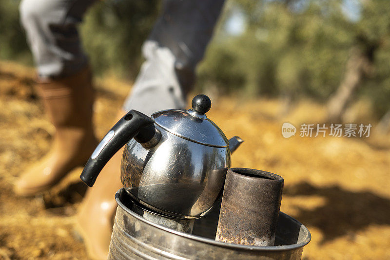 茶壶集中在前景工人与靴子水平照片