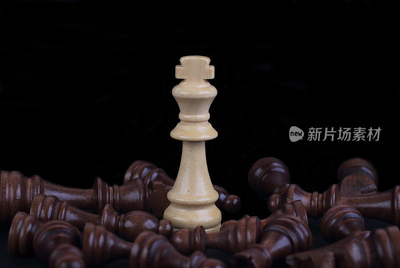 黑色背景上的机智国王棋子