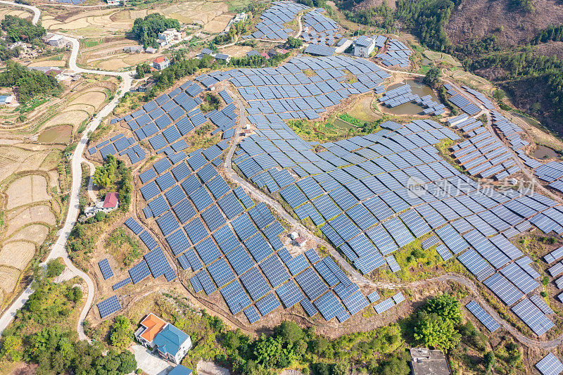 山坡上的大型太阳能发电厂鸟瞰图