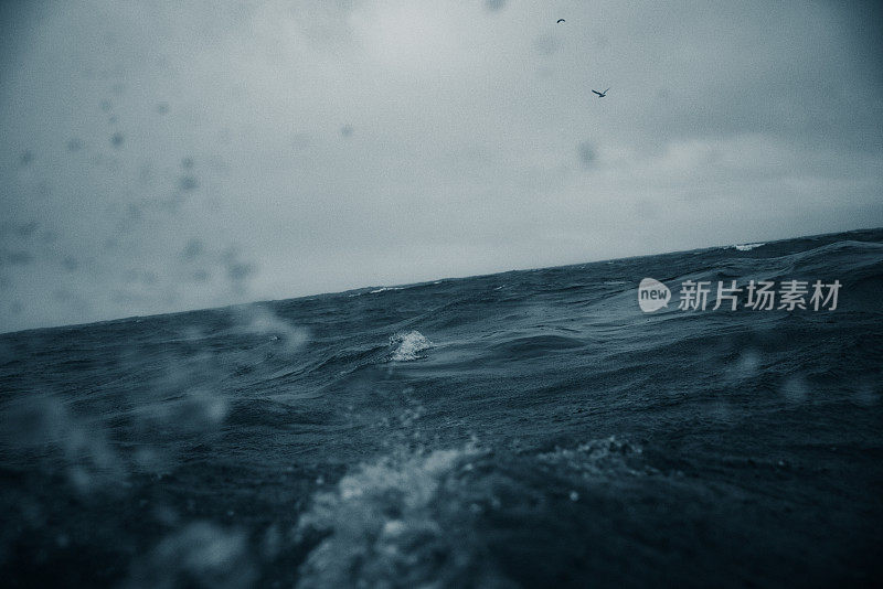 波涛汹涌的大海和海浪从一艘船