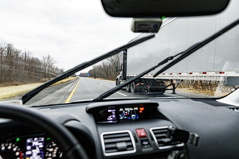 在多车道公路上通过串联牵引车拖车