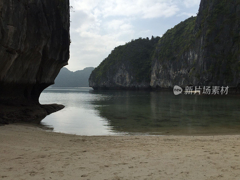 越南下龙湾的原始区域叫做三桃海滩，周围环绕着岩层和洞穴
