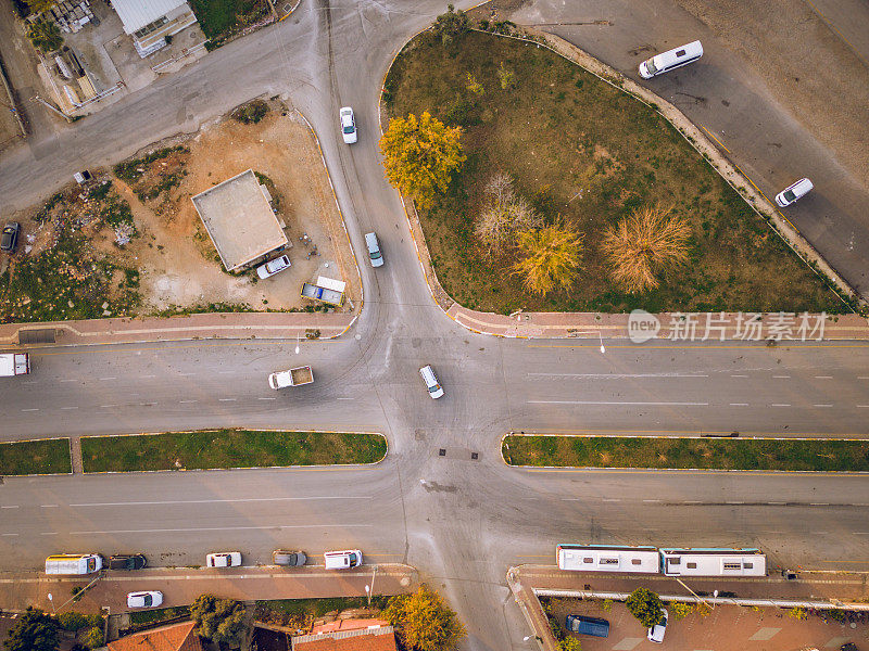 市中心城市交通的鸟瞰图。车辆在建筑物之间的道路上行驶