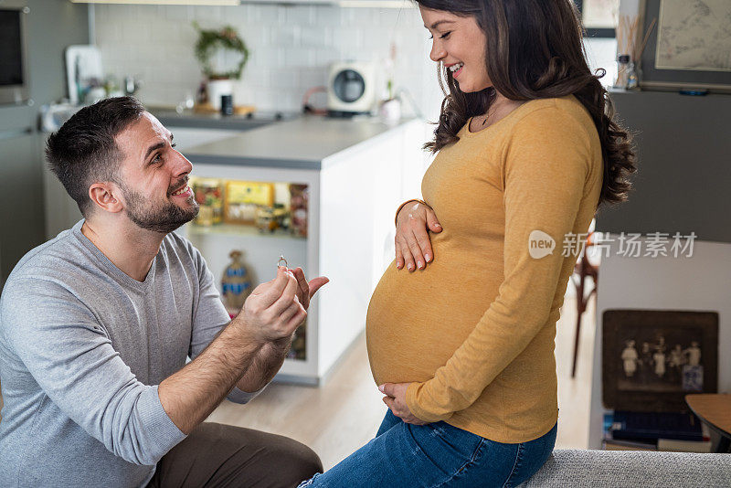 一个男人向一个女人求婚