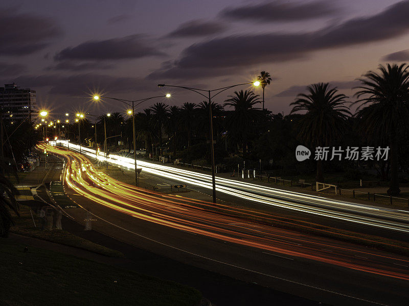 郊区道路上的浅色小径