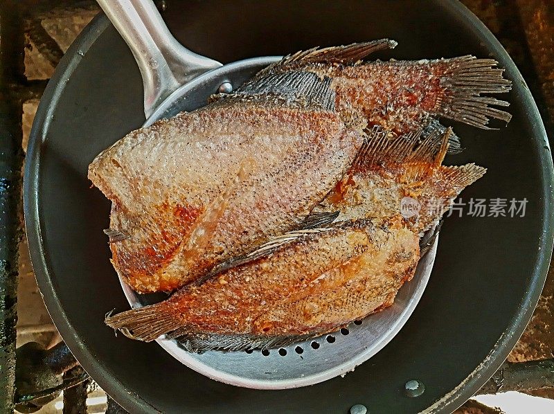 用滤器油炸蛇皮鱼-食物准备。