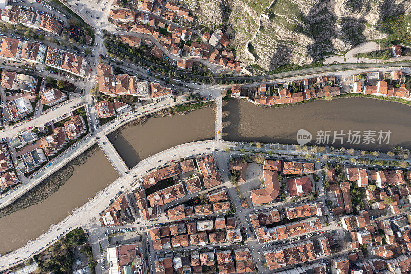 土耳其阿玛西亚市和Yesilirmak河鸟瞰图。