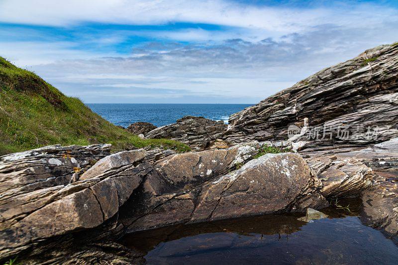 爱尔兰，阳光明媚的一天，马林海岬的岩石山谷