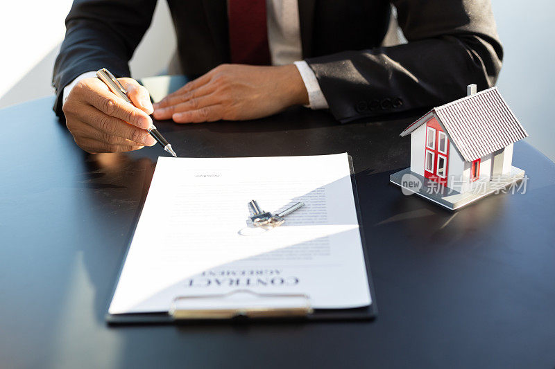 商家签订合法的房地产合同协议，房屋保险、贷款、抵押、租赁。