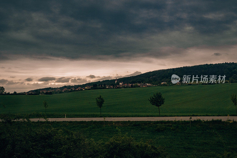 风暴景观，旅行摄影迷离油菜地。壮丽的天空和云彩的照片