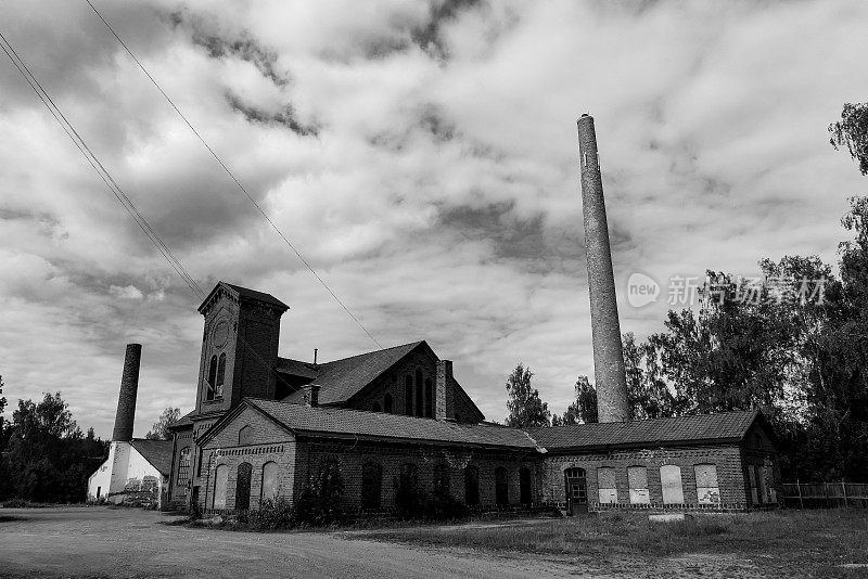 黑白相间的废弃工业建筑