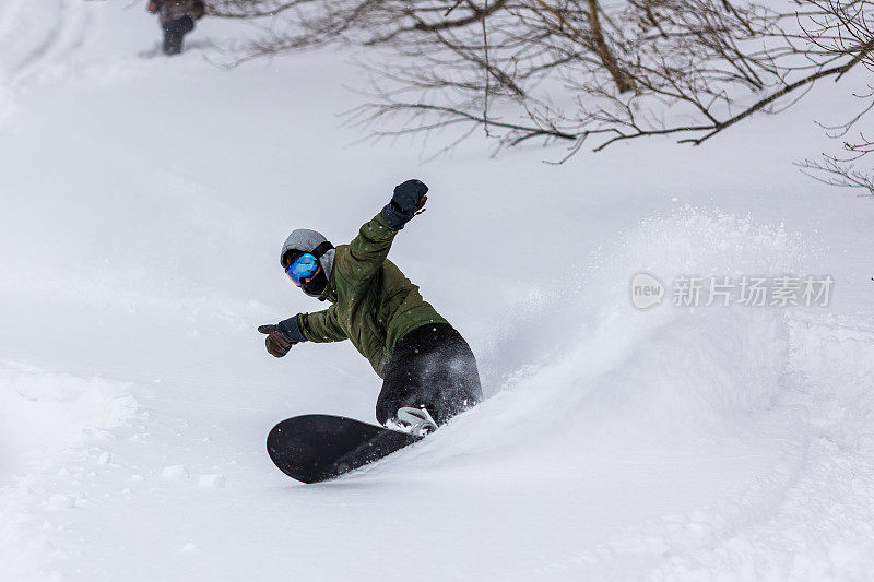 滑雪运动员在日本北部著名的粉雪上滑雪