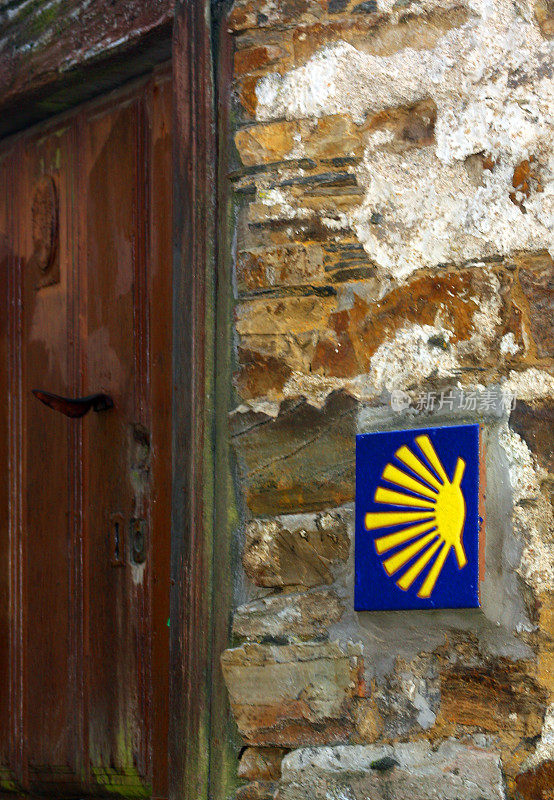 圣地亚哥之路，石壁上的扇贝朝圣标志瓷砖。