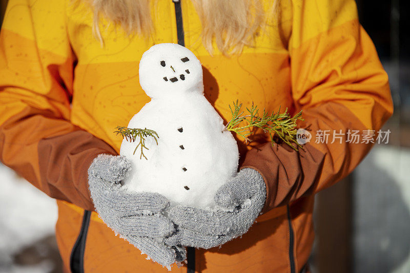 手戴手套抱着小雪人