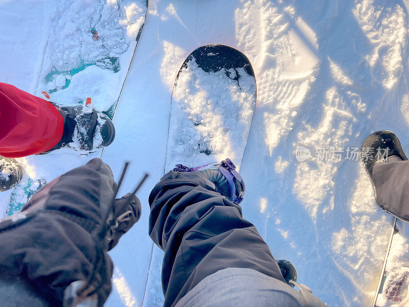 POV，单板滑雪的朋友和家人准备登上滑雪缆车