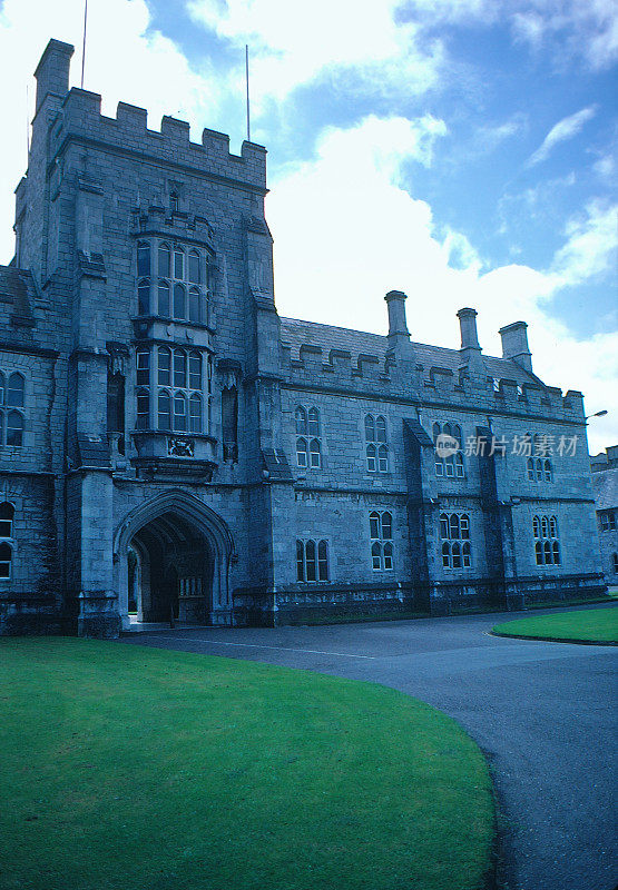 20世纪80年代旧正片扫描，爱尔兰科克郡科克大学学院的长厅和钟塔