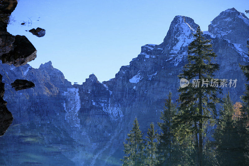 山湖景观。神奇的森林反射。松林高山景观。塔维西奥意大利阿尔卑斯山意大利，欧洲。