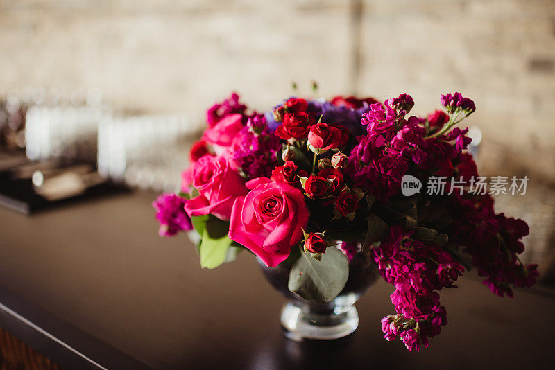 婚宴上餐桌上的花饰