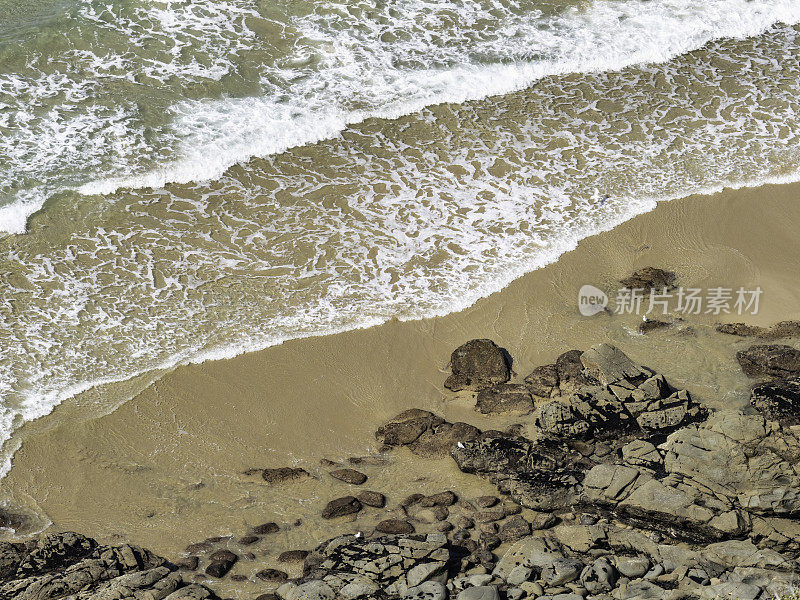 俯视着岩石海岸线上的海浪