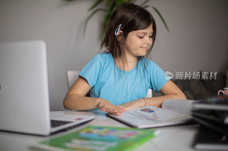 小女孩正在家里学习和做作业。