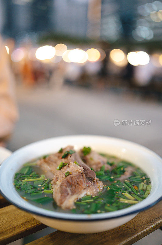 冷扎在夜市的传统泰国美食