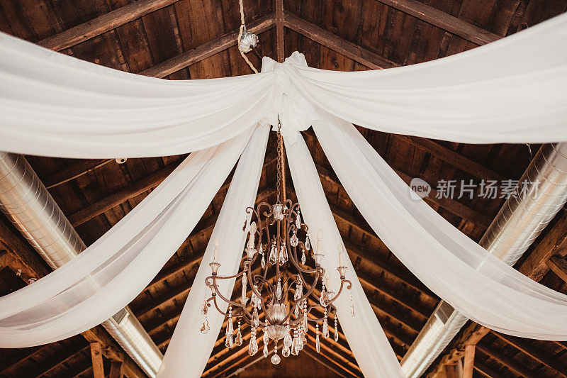 婚礼用的窗帘装饰和枝形吊灯