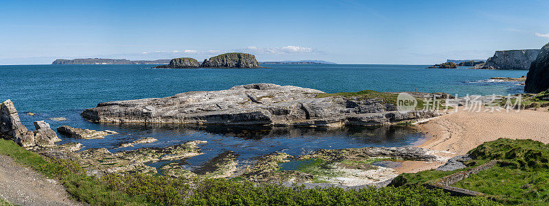 巴林托海滩的海岸景观，拉斯林岛在地平线上